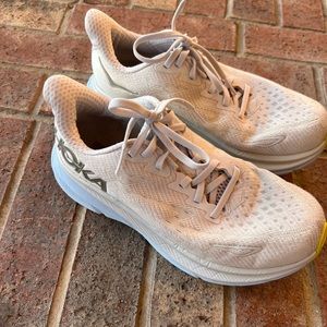 Hoka Clifton 9 Size 6D Womens